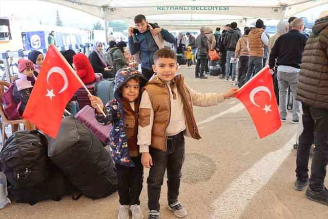 Suriyelilerin Hatay'daki sınır kapılarından ülkelerine dönüşü sürüyor - Resim: 0