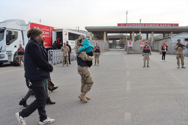 Suriyelilerin Hatay'daki sınır kapılarından ülkelerine dönüşü sürüyor - Resim: 2