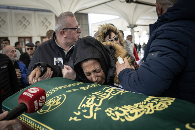 Ankaralı Turgut son yolculuğuna uğurlandı: Yakınları cenaze töreninde kahroldu - Resim: 0