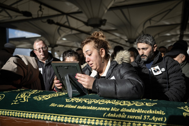 Ankaralı Turgut son yolculuğuna uğurlandı: Yakınları cenaze töreninde kahroldu - Resim: 1
