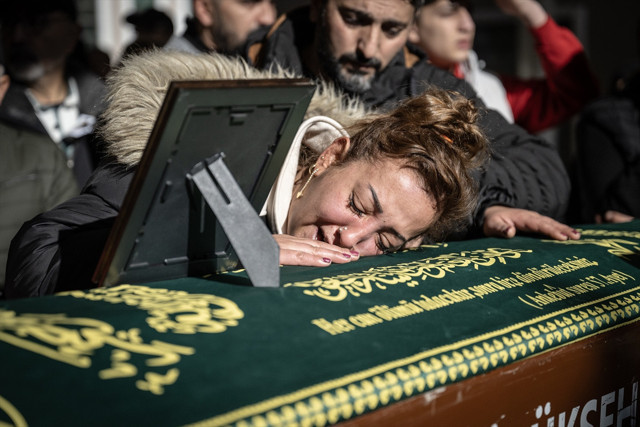 Ankaralı Turgut son yolculuğuna uğurlandı: Yakınları cenaze töreninde kahroldu - Resim: 3