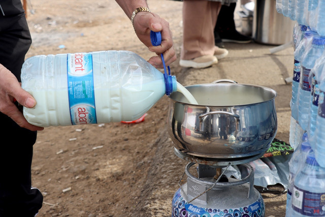 Ankara'dan Hatay'a gidip sınır kapısında Suriyeli çocuklara süt dağıttı: "İnşallah ev sahipliğimizi unutmazlar" - Resim: 2