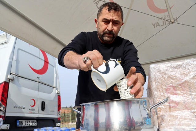 Ankara'dan Hatay'a gidip sınır kapısında Suriyeli çocuklara süt dağıttı: "İnşallah ev sahipliğimizi unutmazlar" - Resim: 1