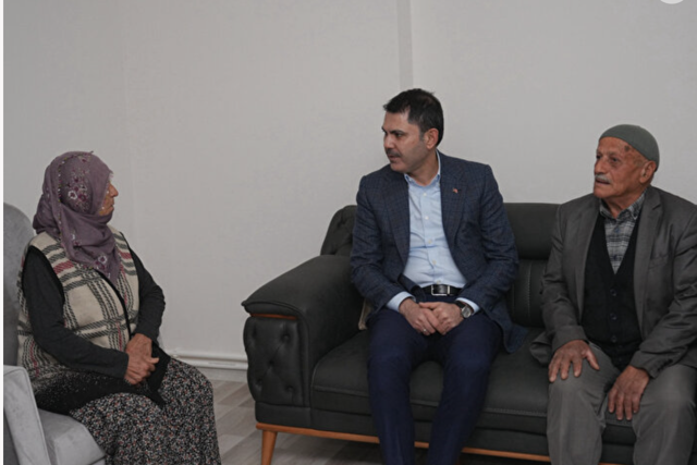 Bakan Kurum'dan köy evlerine taşınan depremzedelere ziyaret: Sizin mutluluğunuz her şeye bedel - Resim: 1