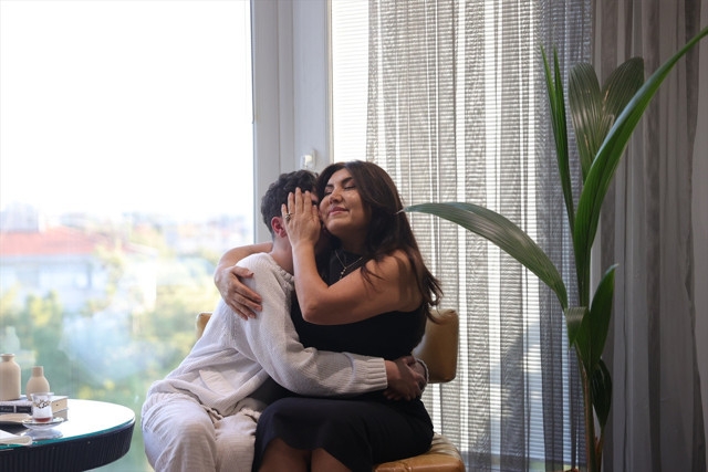 Seval öğretmen, koruyucu ailesi olduğu otizmli Güneş'in 14 yıldır elini bırakmıyor - Resim: 0