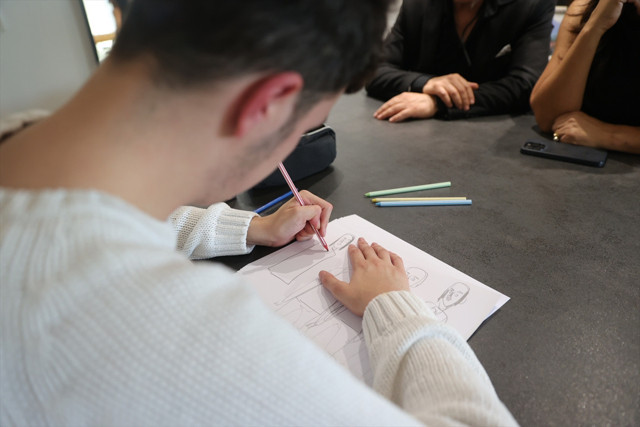 Seval öğretmen, koruyucu ailesi olduğu otizmli Güneş'in 14 yıldır elini bırakmıyor - Resim: 1