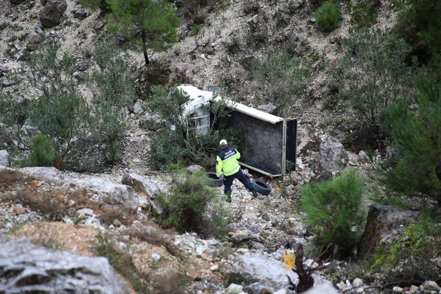 Antalya'da kamyonet uçuruma yuvarlandı: İrem öldü, babası ağır yaralandı - Resim: 0