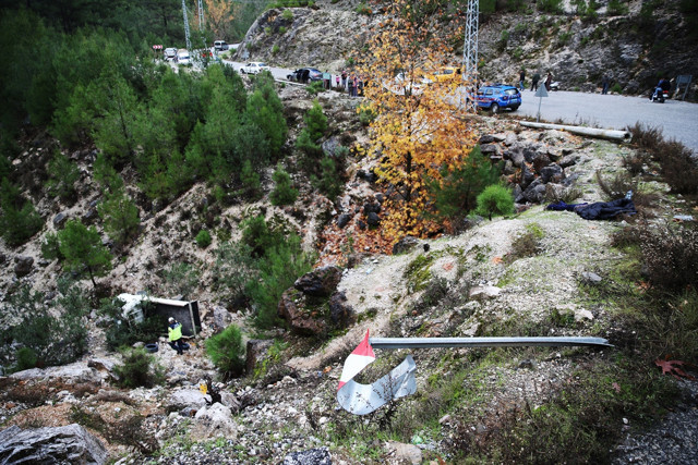 Antalya'da kamyonet uçuruma yuvarlandı: İrem öldü, babası ağır yaralandı - Resim: 1