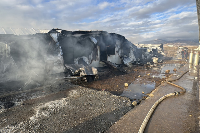 Elazığ'da işçilerin kaldığı konteynerlerde yangın çıktı - Resim: 0