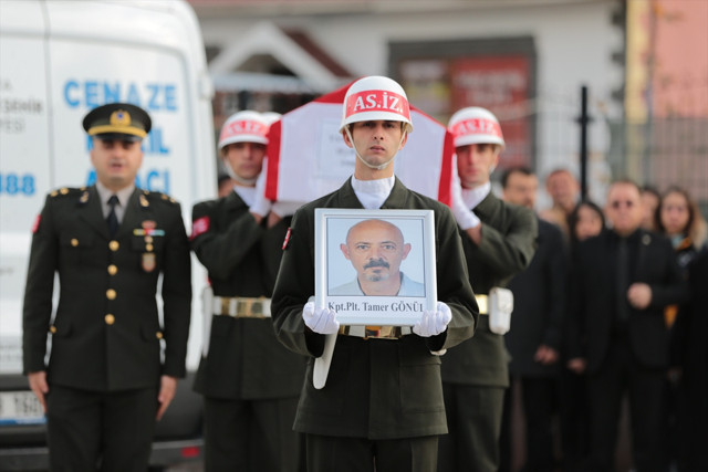 Helikopter kazasında ölen sağlık çalışanları için Antalya'da tören düzenlendi - Resim: 0