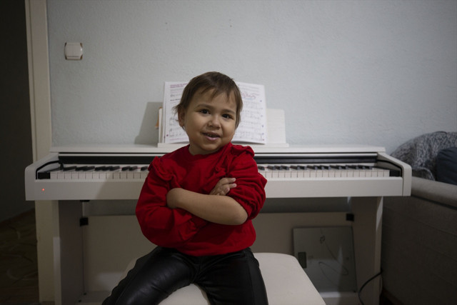 Birçok hastalıkla mücadele eden minik Öykü, müzikle moral buluyor - Resim: 1