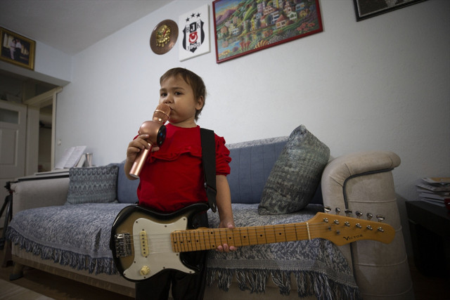Birçok hastalıkla mücadele eden minik Öykü, müzikle moral buluyor - Resim: 2