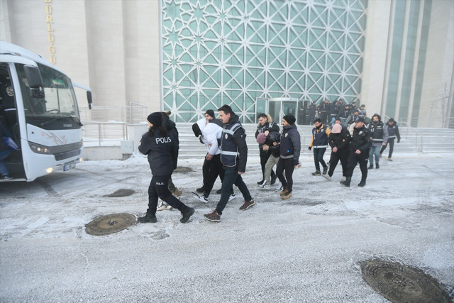 Sosyal medyadan giysi satma vaadiyle dolandırıcılık yaptıkları iddiasıyla 29 şüpheli yakalandı - Resim: 0