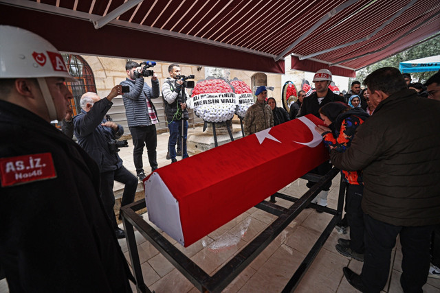 Muğla'daki helikopter kazasında ölen pilotun cenazesi, Mersin'de defnedildi - Resim: 1