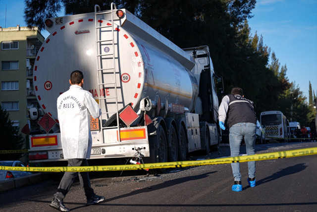 İzmir'de okul servisi park halindeki tıra çarptı! Yağmur öldü yakınları kahroldu - Resim: 0