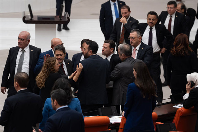 DEM Parti ve AK Parti Mecliste birbirine girdi! 'Sen sapıksın' sözleri - Resim: 0