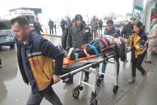 Erzincan'da yolcu otobüsü şarampole devrildi! 1 kişi öldü, 26 kişi yaralandı - Resim: 4