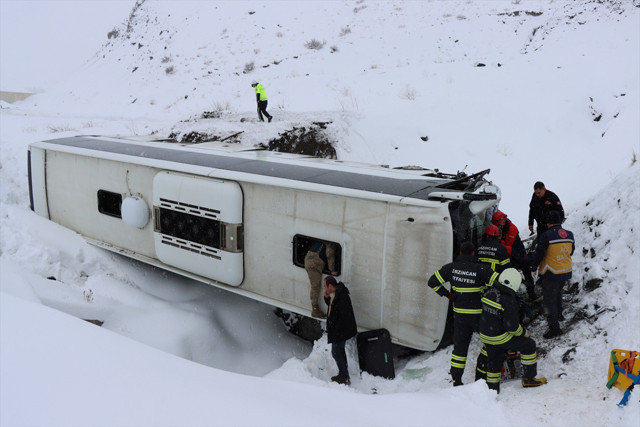 Erzincan'da yolcu otobüsü şarampole devrildi! 1 kişi öldü, 26 kişi yaralandı - Resim: 2