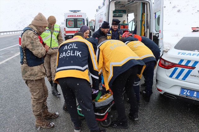 Erzincan'da yolcu otobüsü şarampole devrildi! 1 kişi öldü, 26 kişi yaralandı - Resim: 3