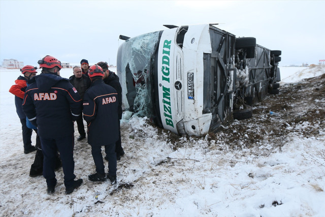 Kars'ta yolcu otobüsü devrildi, 23 kişi yaralandı - Resim: 1