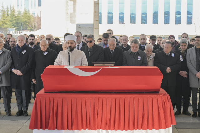 Eski bakan Nahit Menteşe, son yolculuğuna uğurlandı - Resim: 1