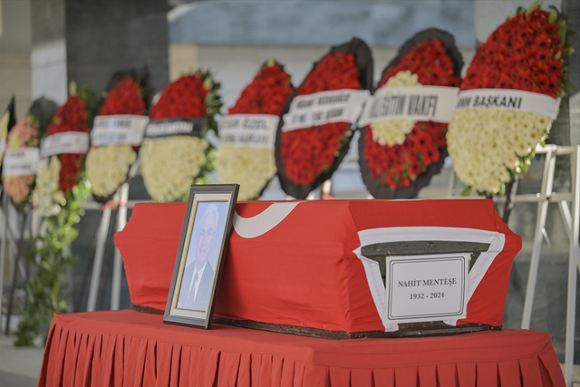 Eski bakan Nahit Menteşe, son yolculuğuna uğurlandı - Resim: 2