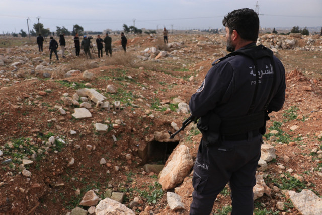 Suriye'de Tüyler ürperten görüntü! 500 cesetli toplu mezar bulundu - Resim: 1