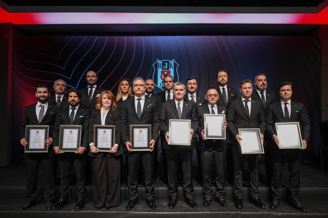 Beşiktaş'ta Başkan Serdar Adalı mazbatasını aldı: "Bu göreve ve emanete layık olacağız" - Resim: 0