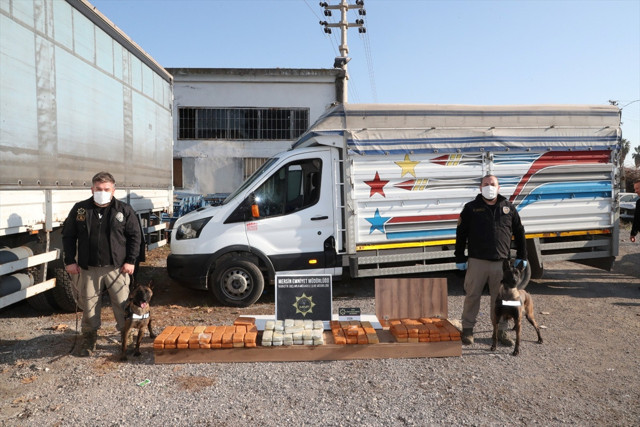 Mersin'de kamyonet kasasında talaşların altına gizlenmiş 44 kilo 720 gram eroin ele geçirildi - Resim: 0