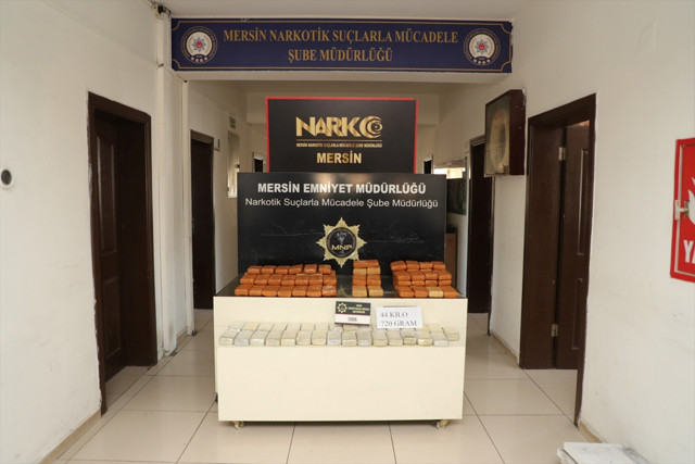 Mersin'de kamyonet kasasında talaşların altına gizlenmiş 44 kilo 720 gram eroin ele geçirildi - Resim: 1