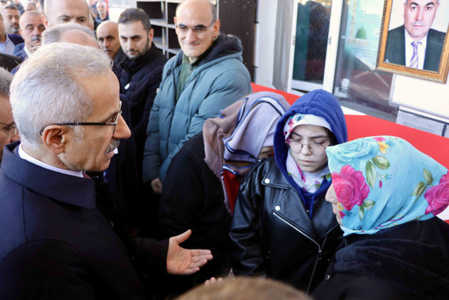 Rize'de silahlı saldırıda öldürülen iki PTT çalışanının cenazeleri defnedildi - Resim: 1