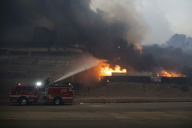 Los Angeles cayır cayır yanıyor acil durum ilan edildi 33 bin kişiye tahliye emri - Resim: 0