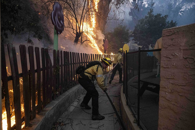 Los Angeles cayır cayır yanıyor acil durum ilan edildi 33 bin kişiye tahliye emri - Resim: 1