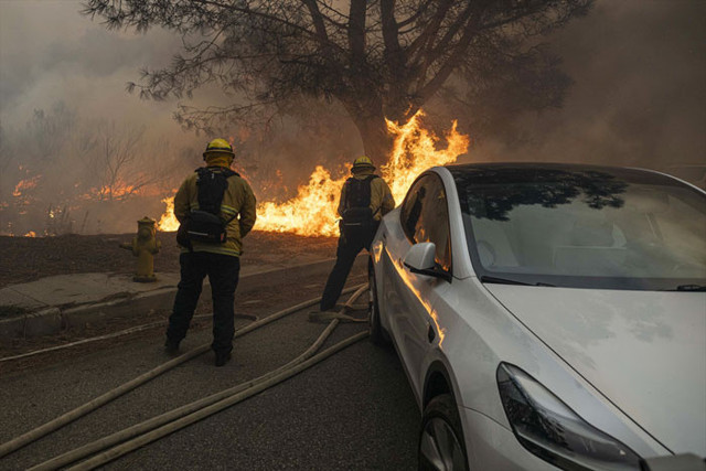 Los Angeles cayır cayır yanıyor acil durum ilan edildi 33 bin kişiye tahliye emri - Resim: 2