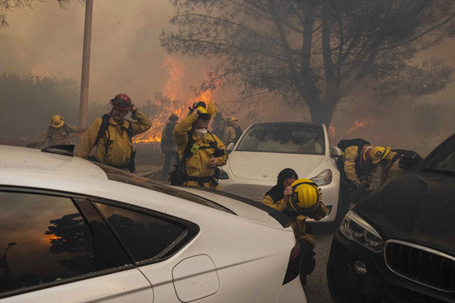 Los Angeles cayır cayır yanıyor acil durum ilan edildi 33 bin kişiye tahliye emri - Resim: 4