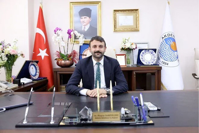 Mersin'de Akdeniz Belediye Başkanı Hoşyar Sarıyıldız terörden gözaltına alındı - Resim: 0