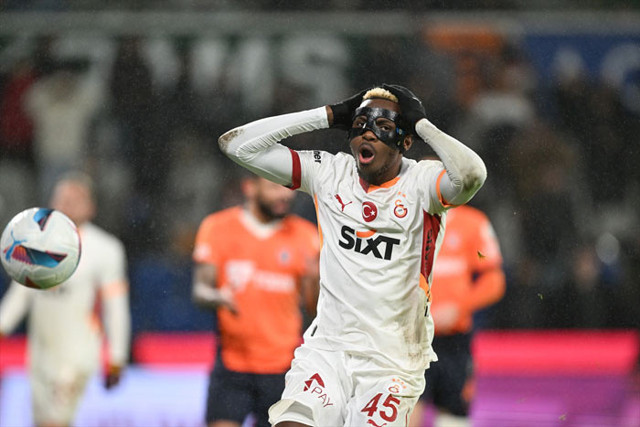 Erman Toroğlu'ndan Galatasaray'a sert sözler: Futbol hırsızlığı ile 3 puanı almış - Resim: 0