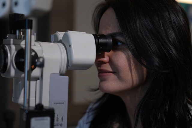 Medipol'den göz kapağı düşüklüğünde uygulanan tedaviye yönelik değerlendirme - Resim: 1