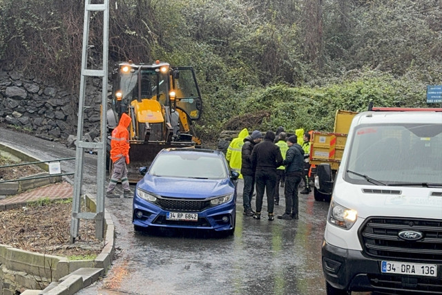 Sarıyer'de istinat duvarı otomobilin üzerine yıkıldı - Resim: 0