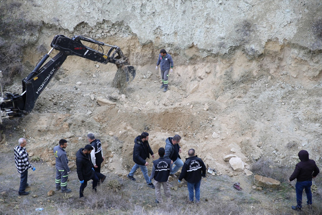 Denizli'de evde ölü doğan bebeği gömdükleri iddiasıyla 2 şüpheli gözaltına alındı - Resim: 0
