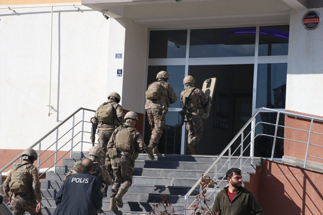 Kayseri'de 7 yaşındaki oğlunu silahla yaralayan baba, kendisini eve kilitledi - Resim: 1