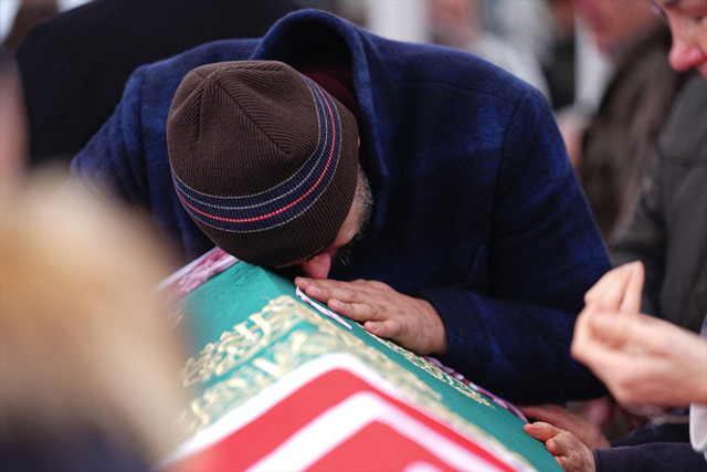 Bolu'daki otel yangınında ölen aile İstanbul'da son yolculuklarına uğurlandı - Resim: 1