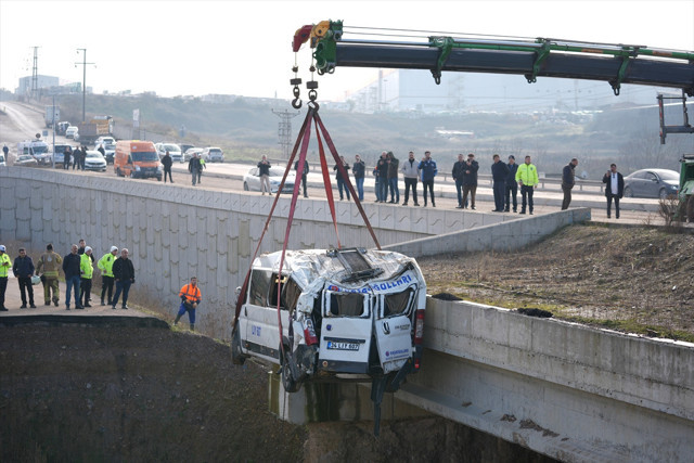 Tuzla'da servis minibüsü şarampole devrildi: Ölü ve yaralılar var - Resim: 1