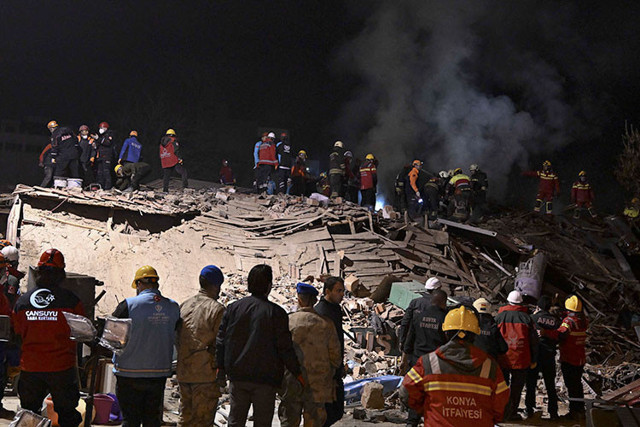 Konya'da 4 katlı bina çöktü! Enkaz altında kalanlar var - Resim: 1