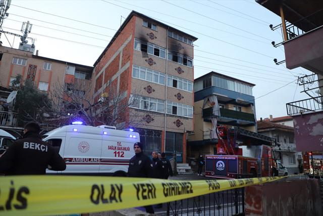 Denizli'de ev yangını: Anne çocuğunu camdan atarak kurtardı, kendisi öldü - Resim: 0