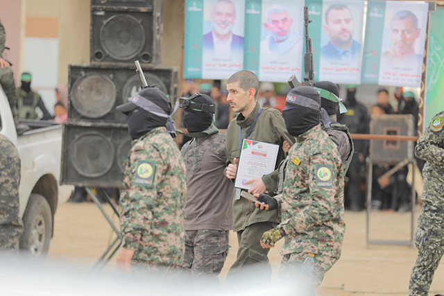 Hamas ile İsrail arasındaki esir takasında 5'inci tur 3 İsrailli esir ve Filistinli esirler teslim edildi - Resim: 0