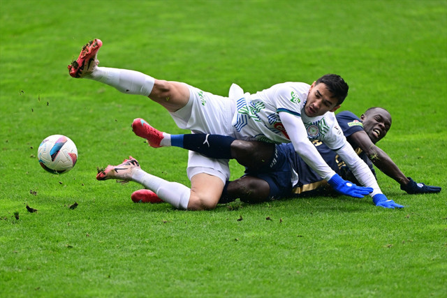 Rizespor'u konuk eden Kasımpaşa 3 puanı aldı, Burak Yılmaz kırmızı kart gördü - Resim: 1