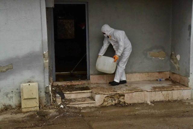 Bursa'da bir evden 1,5 ton çöp çıkarıldı - Resim: 1