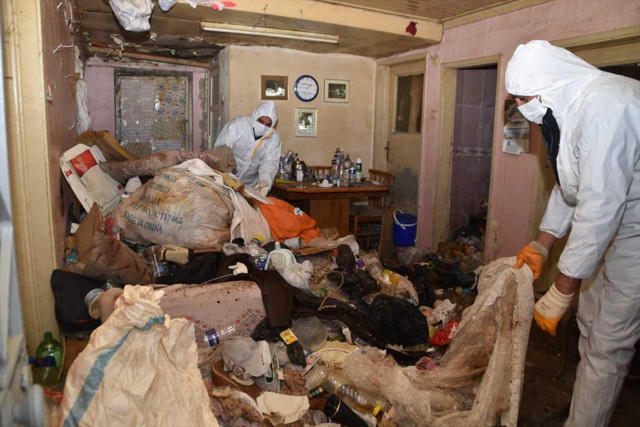 Bursa'da bir evden 1,5 ton çöp çıkarıldı - Resim: 0