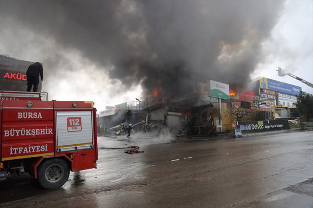 Bursa'da madeni yağ dükkanında yangın: Alevler tüm iş yerini sardı - Resim: 0